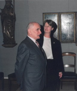 Claire Dickstein-Bernard avec son époux, le Dr Maurice Dickstein, dans la Salle des Sections, lors de la réception à l'occasion de son départ à la pension (1998)